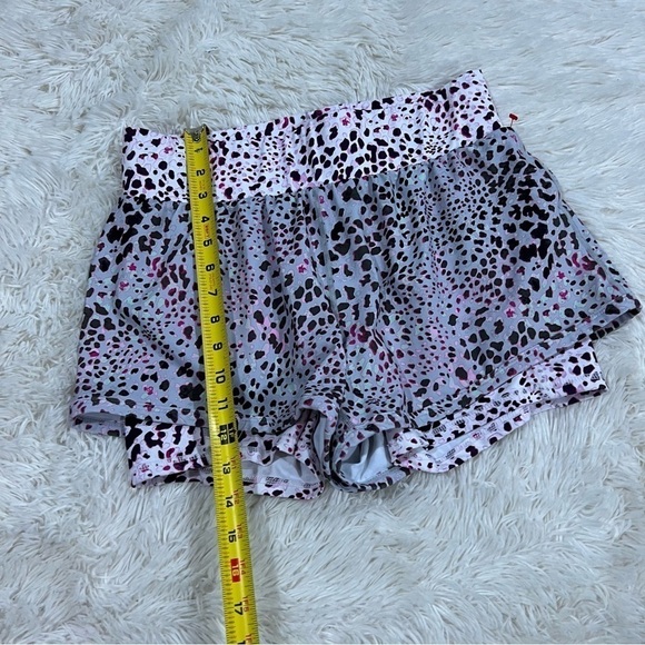 Fabletics Olesia Spotted Orchid Gray Shorts Women’s Medium - Picture 4 of 11